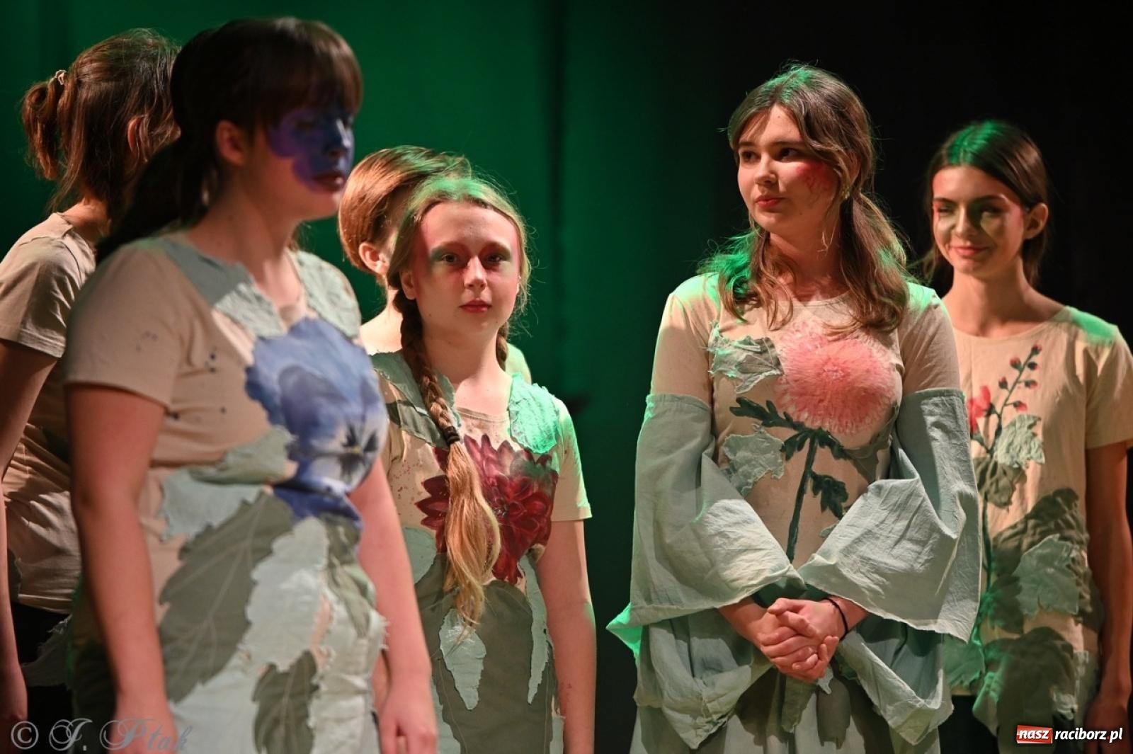 Zdjęcie w galerii na portalu naszraciborz.pl: Magia teatru na scenie MDK. Dwa spektakle Czwartej ściany wiadomości z regionu