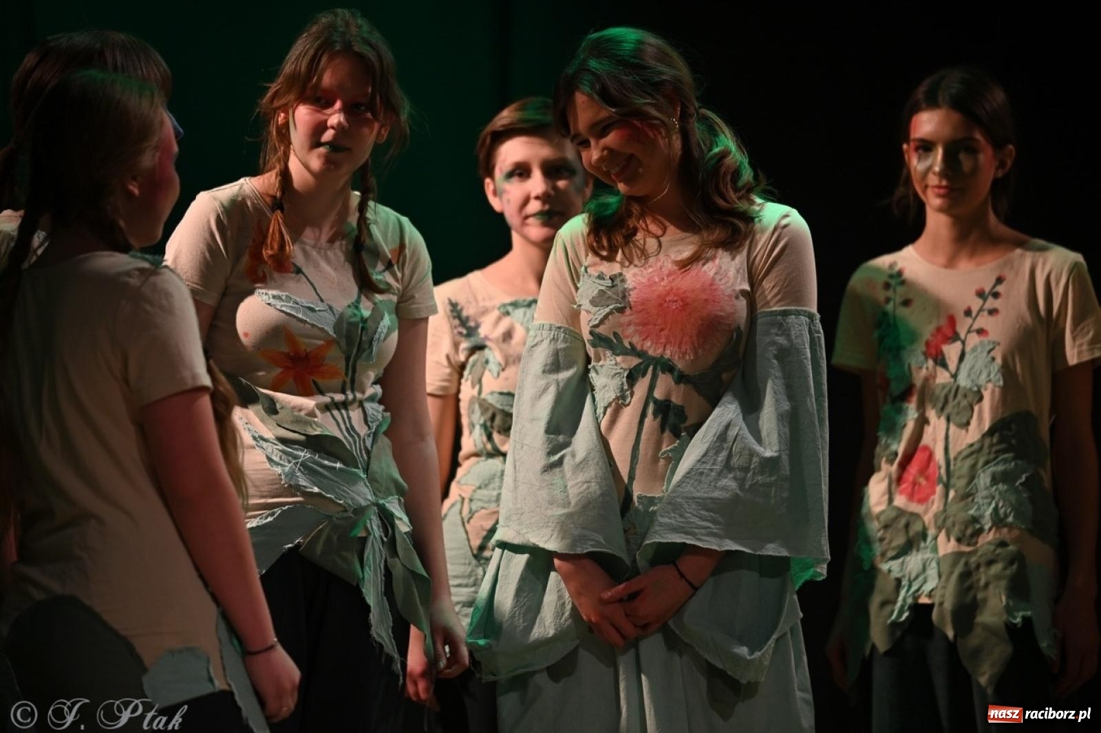 Zdjęcie w galerii na portalu naszraciborz.pl: Magia teatru na scenie MDK. Dwa spektakle Czwartej ściany wiadomości z regionu