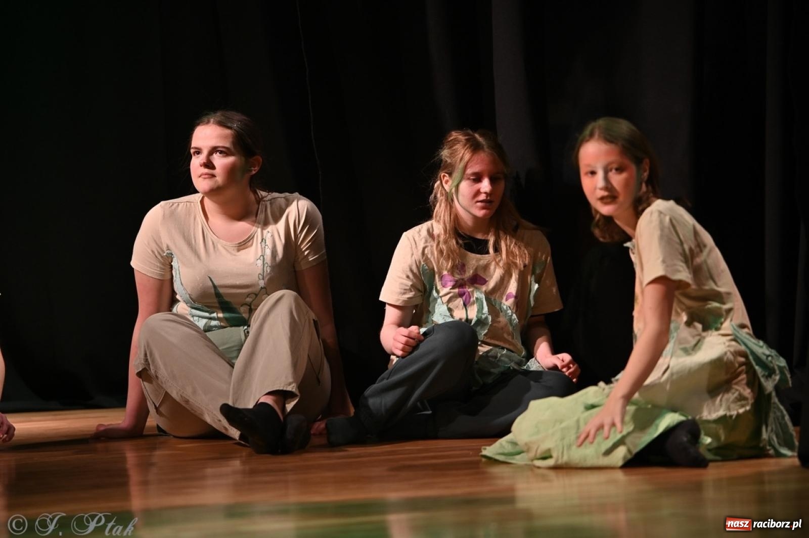 Zdjęcie w galerii na portalu naszraciborz.pl: Magia teatru na scenie MDK. Dwa spektakle Czwartej ściany wiadomości z regionu