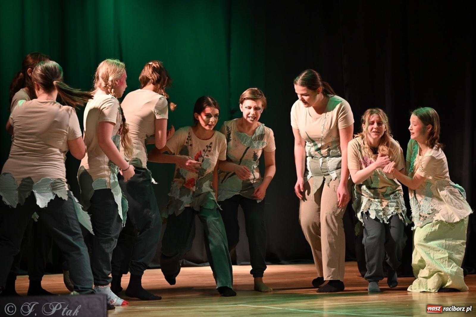 Zdjęcie w galerii na portalu naszraciborz.pl: Magia teatru na scenie MDK. Dwa spektakle Czwartej ściany wiadomości z regionu