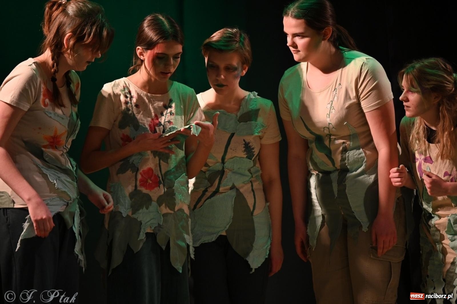 Zdjęcie w galerii na portalu naszraciborz.pl: Magia teatru na scenie MDK. Dwa spektakle Czwartej ściany wiadomości z regionu