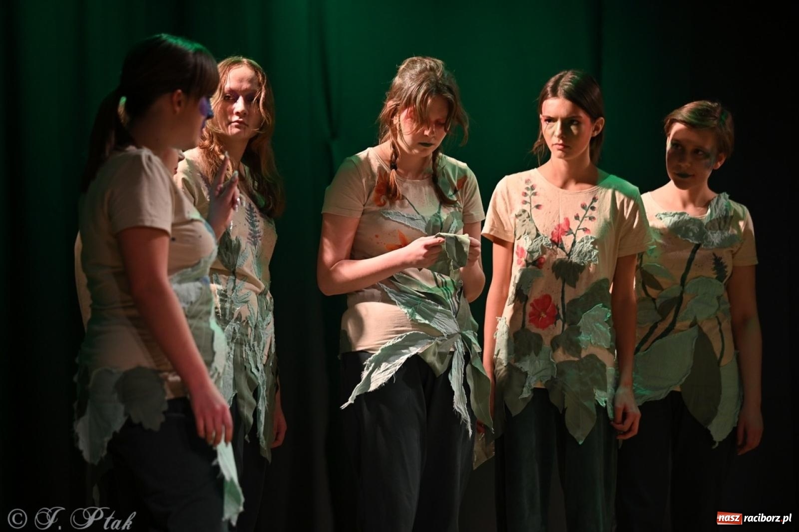 Zdjęcie w galerii na portalu naszraciborz.pl: Magia teatru na scenie MDK. Dwa spektakle Czwartej ściany wiadomości z regionu