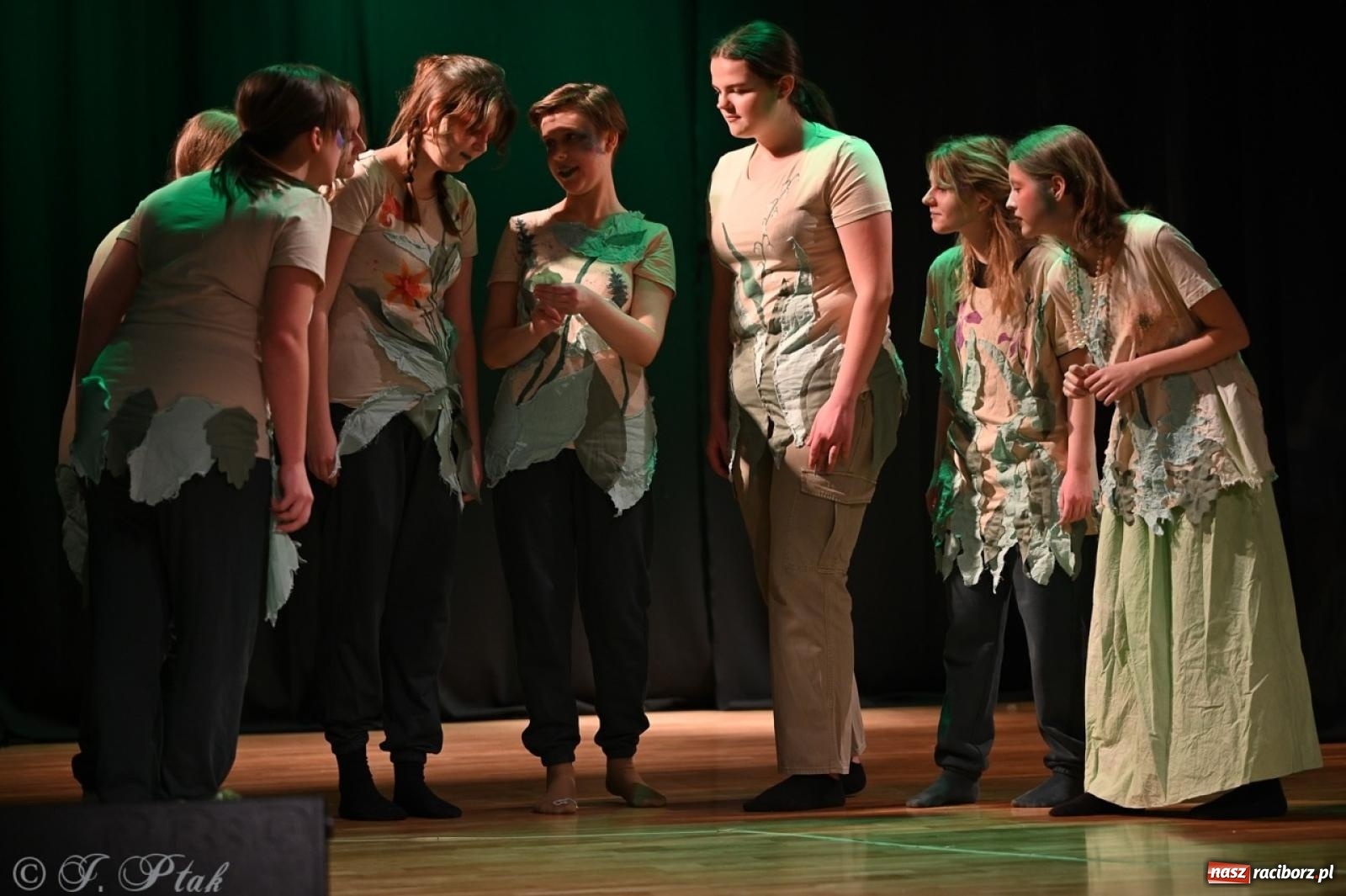 Zdjęcie w galerii na portalu naszraciborz.pl: Magia teatru na scenie MDK. Dwa spektakle Czwartej ściany wiadomości z regionu