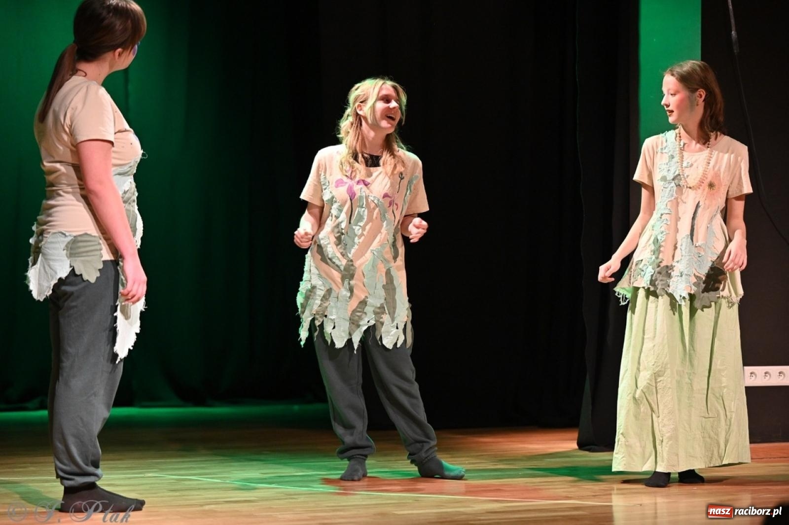 Zdjęcie w galerii na portalu naszraciborz.pl: Magia teatru na scenie MDK. Dwa spektakle Czwartej ściany wiadomości z regionu