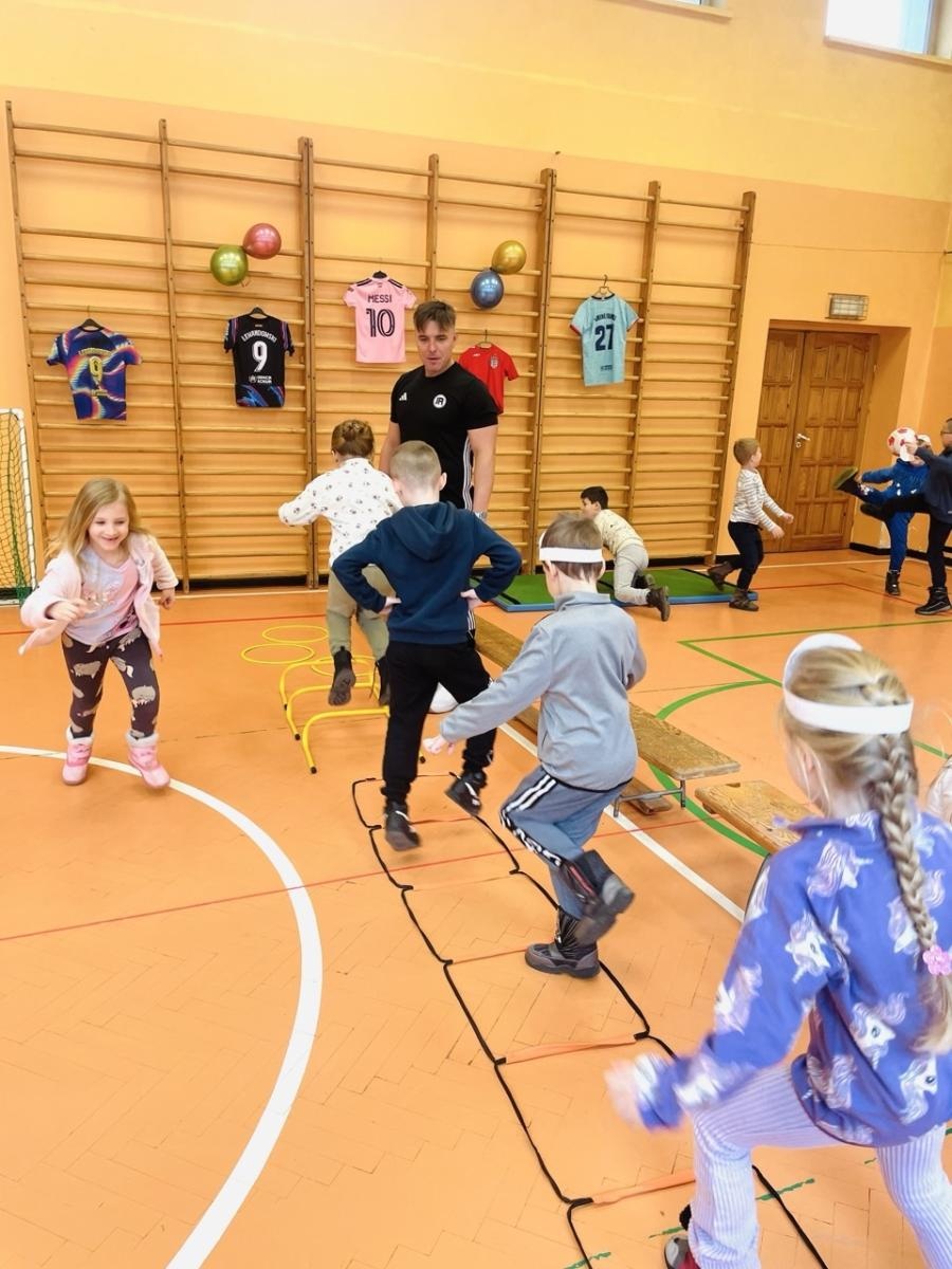 Zdjęcie w galerii na portalu naszraciborz.pl: Dni Otwarte w Szkole Podstawowej nr 13 – pierwszoklasiści poznali szkołę wiadomości z regionu