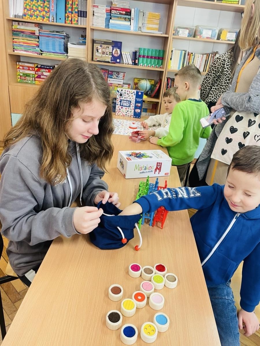 Zdjęcie w galerii na portalu naszraciborz.pl: Dni Otwarte w Szkole Podstawowej nr 13 – pierwszoklasiści poznali szkołę wiadomości z regionu