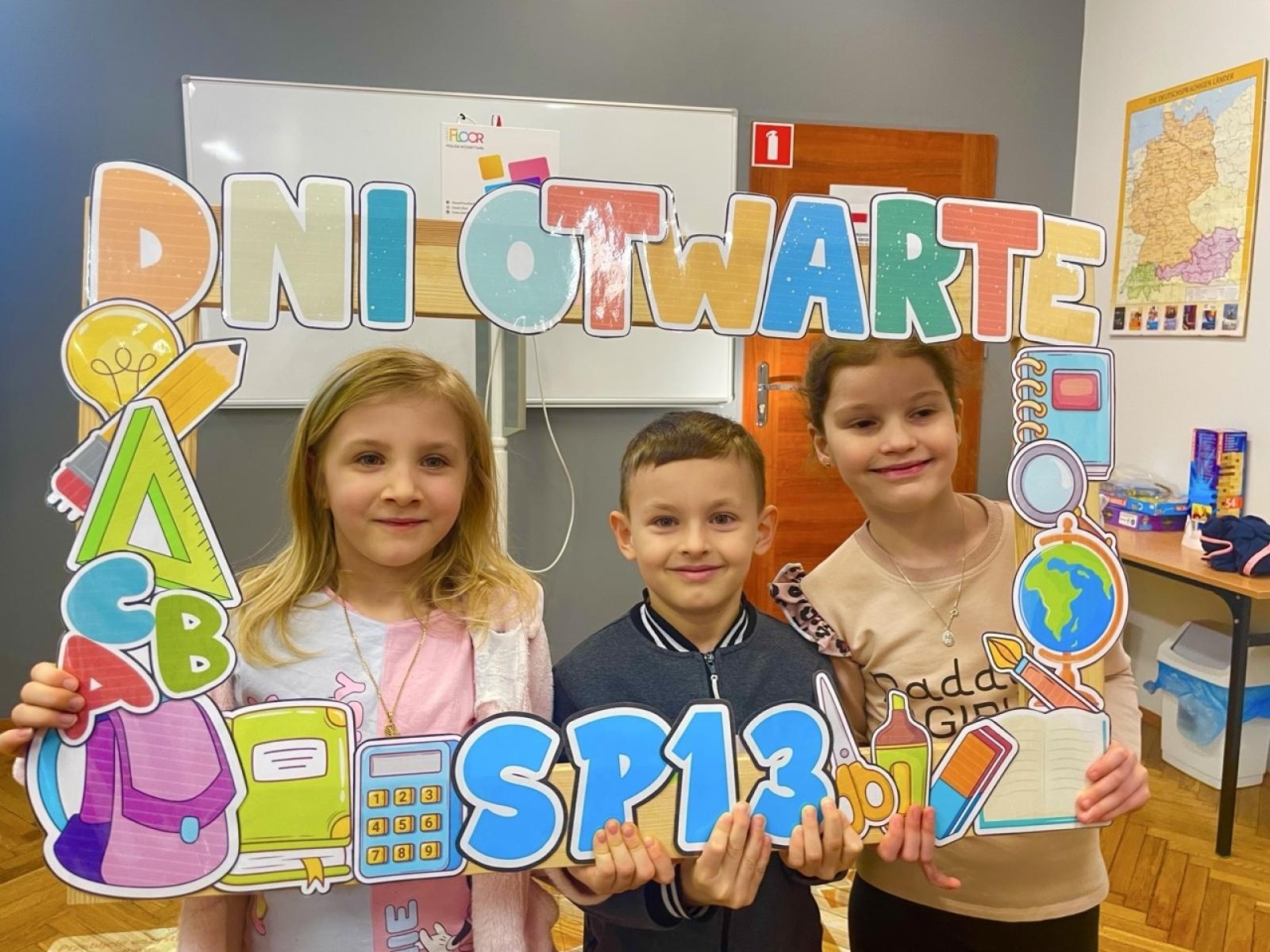 Zdjęcie w galerii na portalu naszraciborz.pl: Dni Otwarte w Szkole Podstawowej nr 13 – pierwszoklasiści poznali szkołę wiadomości z regionu