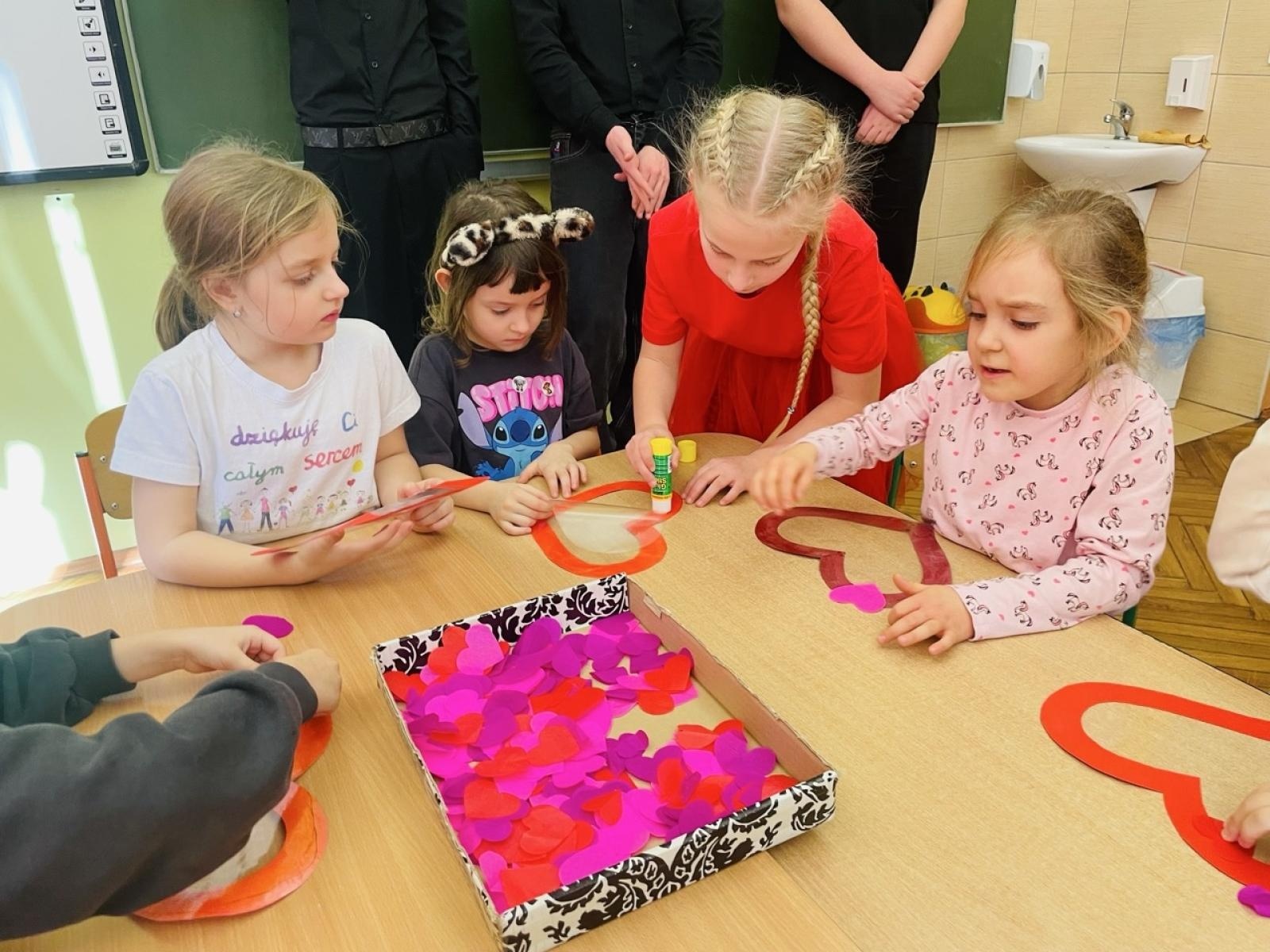 Zdjęcie w galerii na portalu naszraciborz.pl: Dni Otwarte w Szkole Podstawowej nr 13 – pierwszoklasiści poznali szkołę wiadomości z regionu