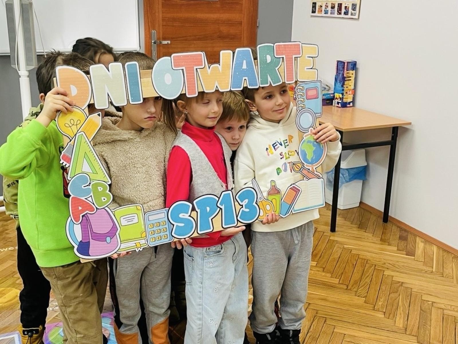 Zdjęcie w galerii na portalu naszraciborz.pl: Dni Otwarte w Szkole Podstawowej nr 13 – pierwszoklasiści poznali szkołę wiadomości z regionu