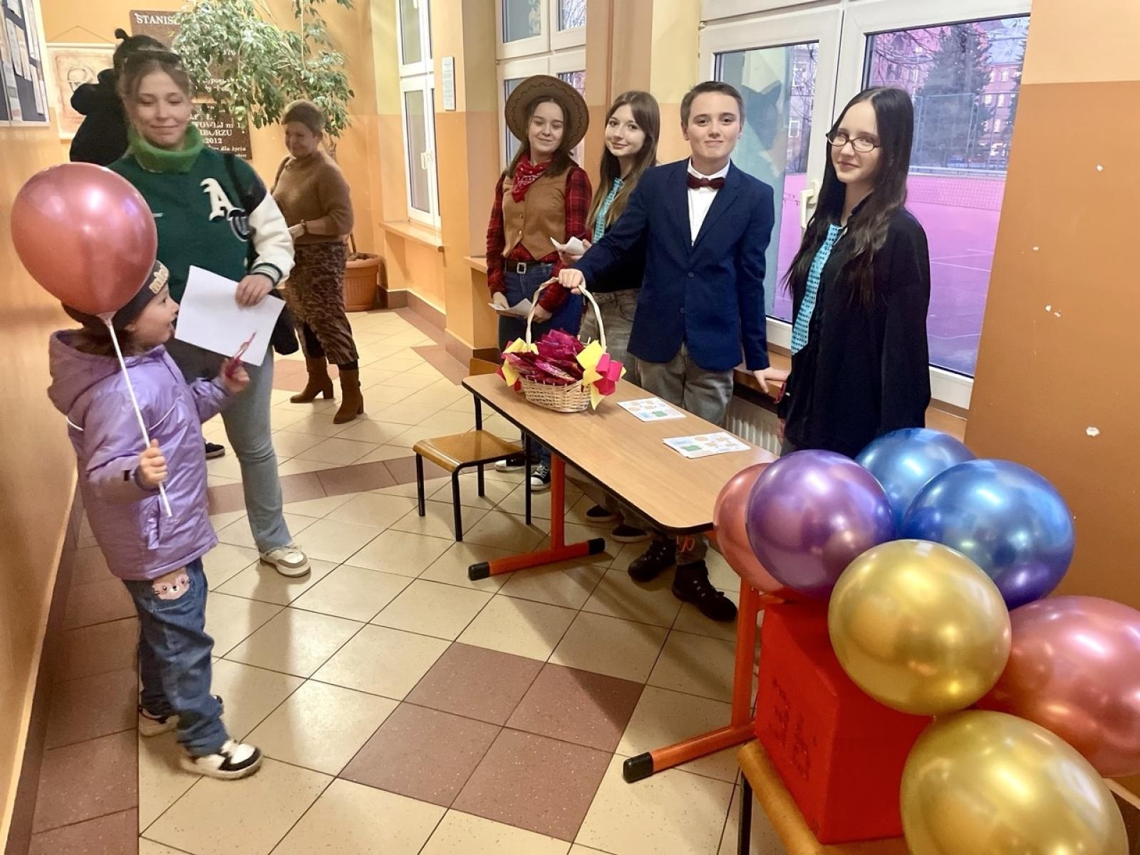 Zdjęcie w galerii na portalu naszraciborz.pl: Dni Otwarte w Szkole Podstawowej nr 13 – pierwszoklasiści poznali szkołę wiadomości z regionu