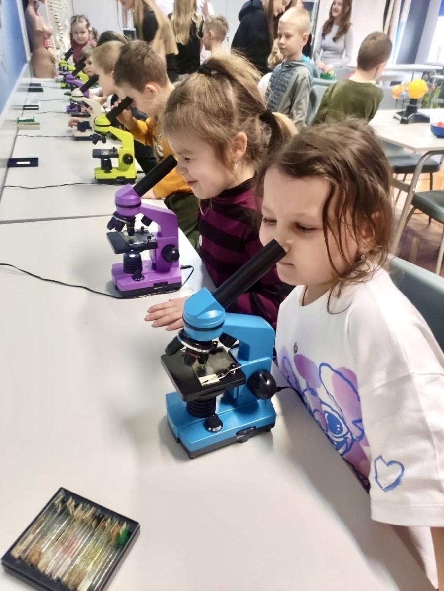 Zdjęcie w galerii na portalu naszraciborz.pl: Dni Otwarte w Szkole Podstawowej nr 13 – pierwszoklasiści poznali szkołę wiadomości z regionu