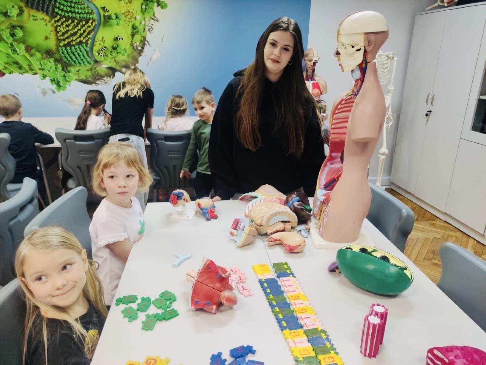 Zdjęcie w galerii na portalu naszraciborz.pl: Dni Otwarte w Szkole Podstawowej nr 13 – pierwszoklasiści poznali szkołę wiadomości z regionu