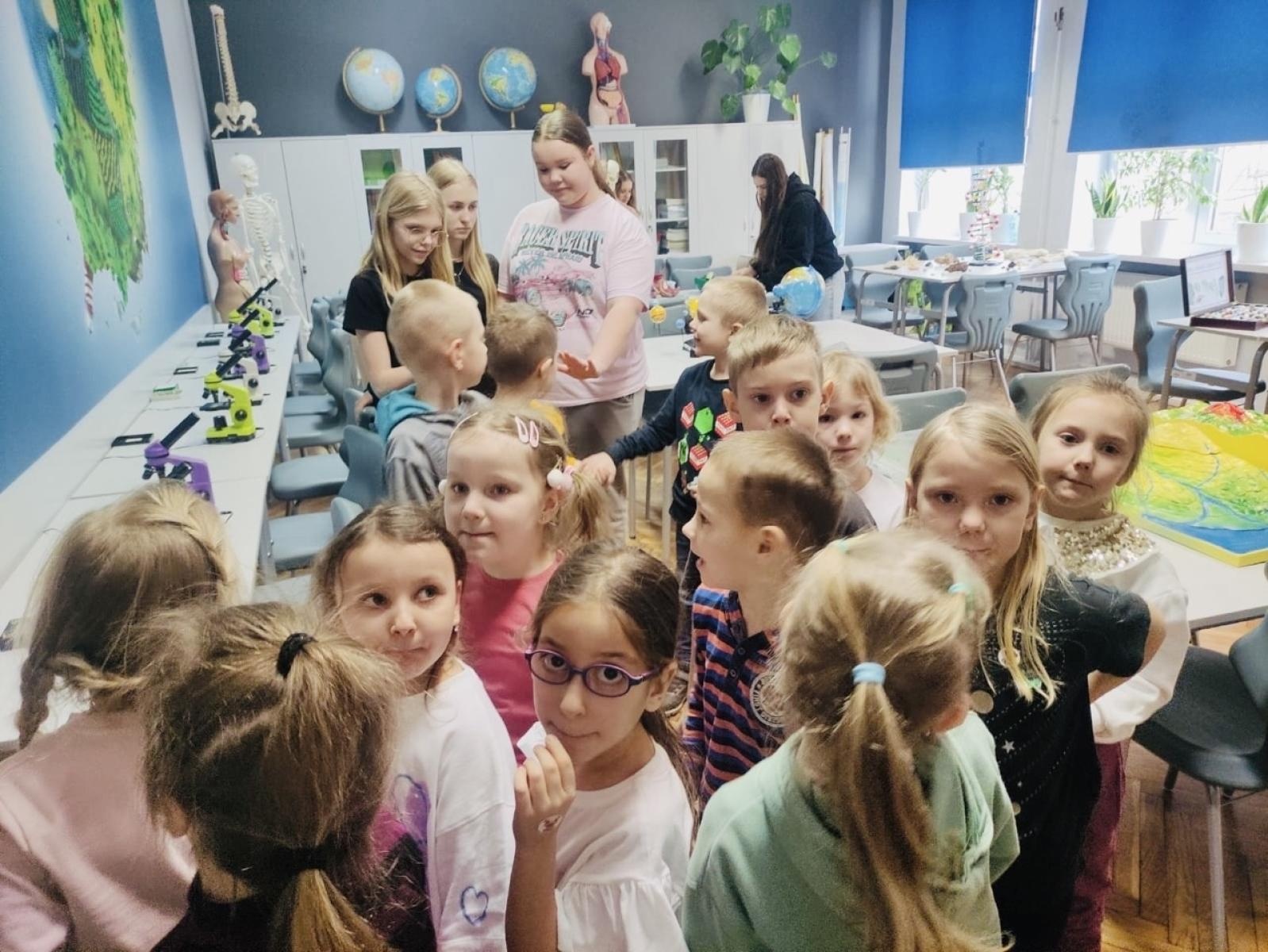 Zdjęcie w galerii na portalu naszraciborz.pl: Dni Otwarte w Szkole Podstawowej nr 13 – pierwszoklasiści poznali szkołę wiadomości z regionu