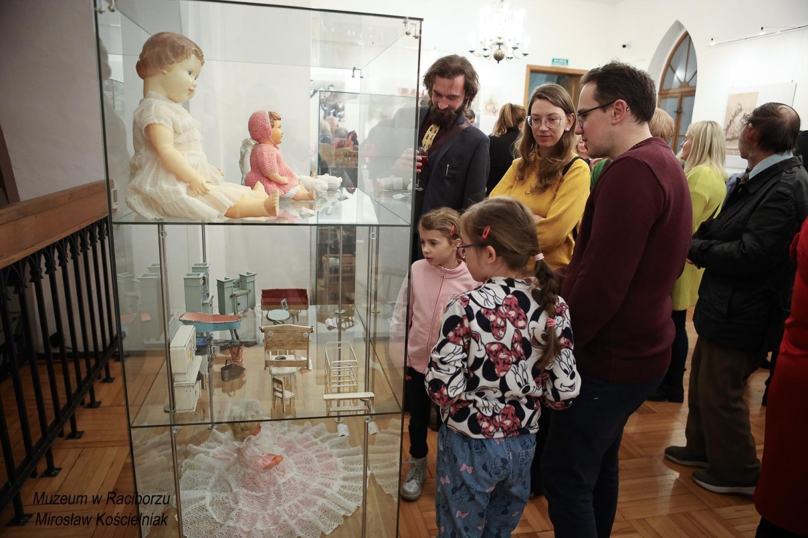 Zdjęcie w galerii na portalu naszraciborz.pl: Zabawki naszych dziadków – wyjątkowa wystawa w Muzeum wiadomości z regionu