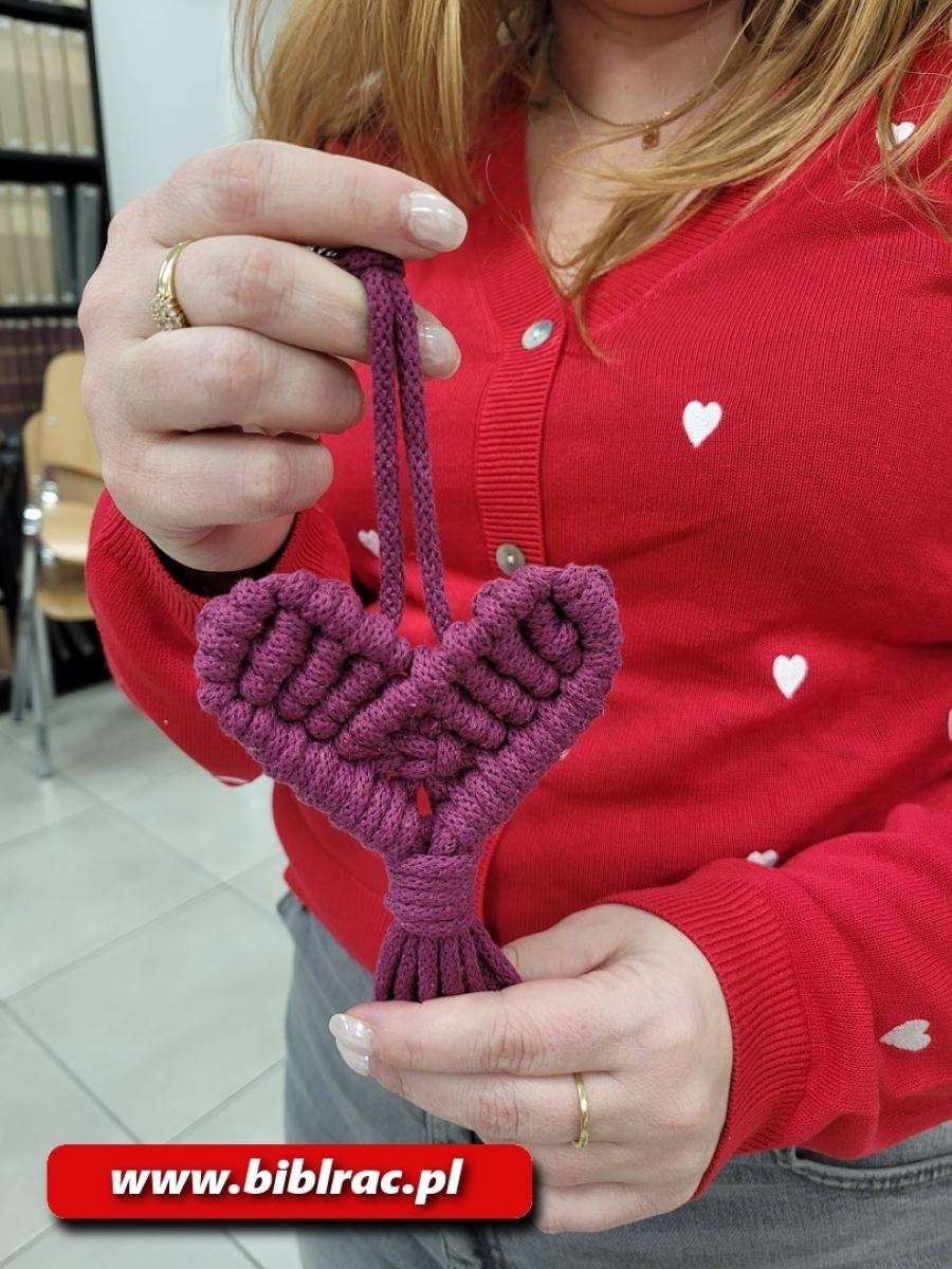 Zdjęcie w galerii na portalu naszraciborz.pl: Makramowe serduszka na Walentynki w bibliotece wiadomości z regionu