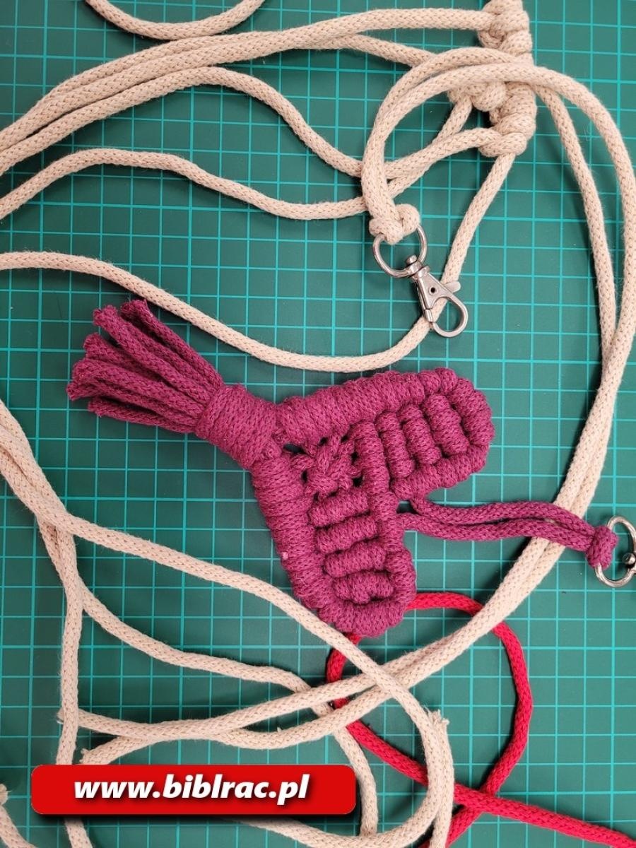 Zdjęcie w galerii na portalu naszraciborz.pl: Makramowe serduszka na Walentynki w bibliotece wiadomości z regionu