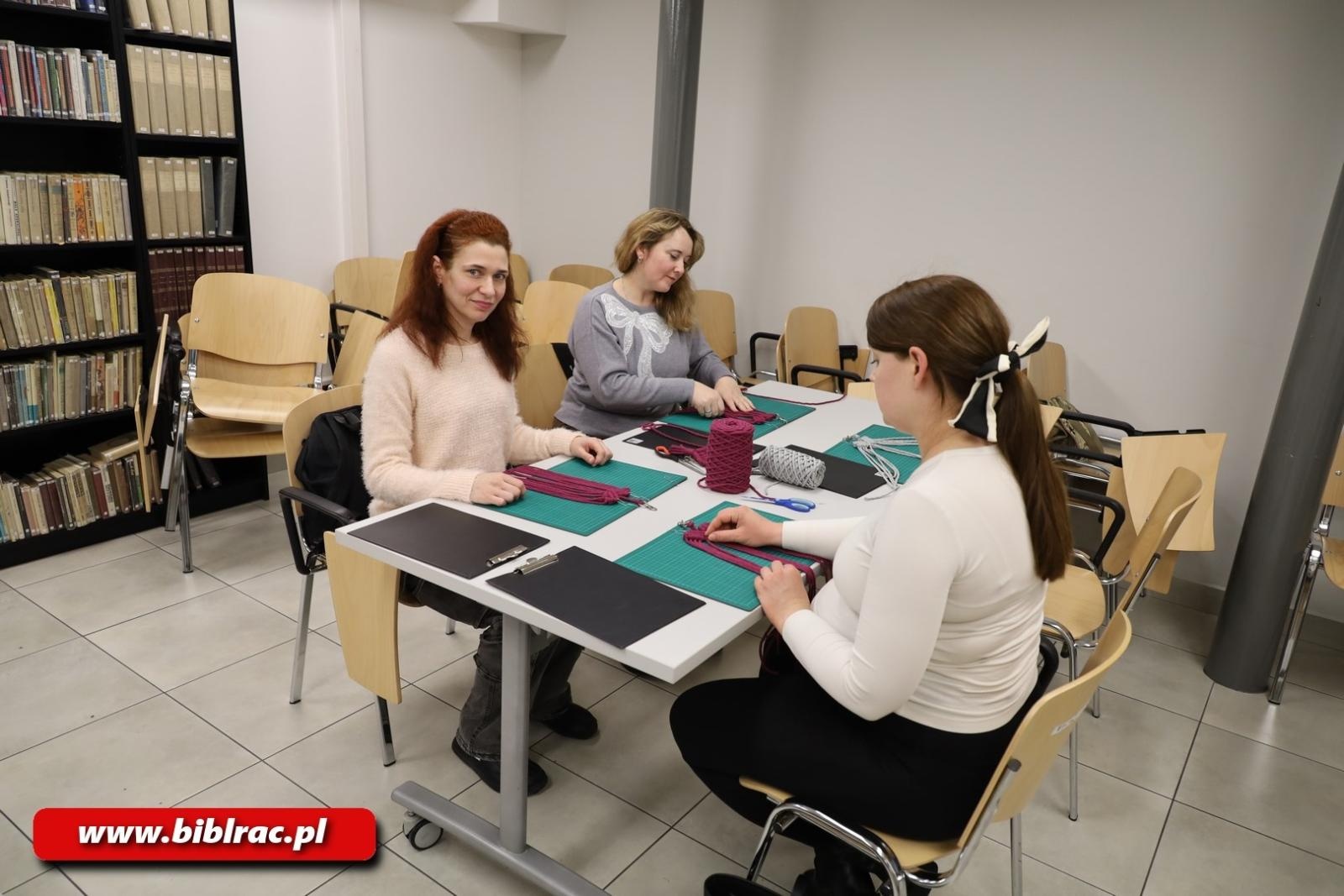 Zdjęcie w galerii na portalu naszraciborz.pl: Makramowe serduszka na Walentynki w bibliotece wiadomości z regionu