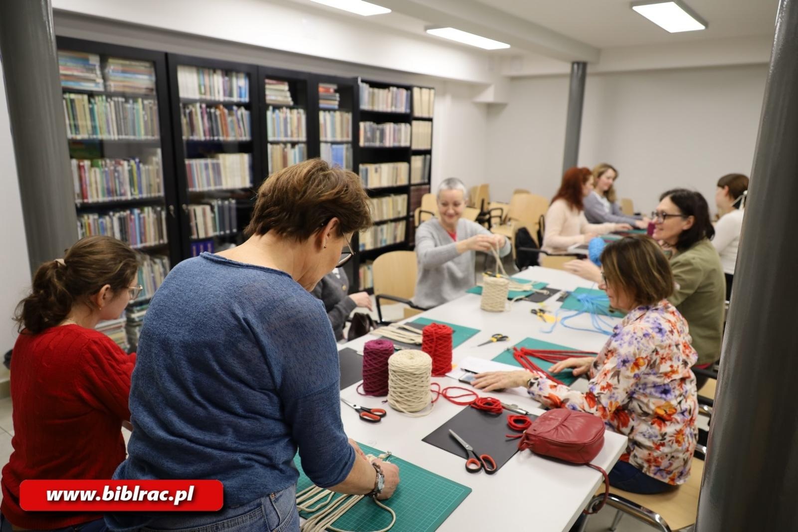 Zdjęcie w galerii na portalu naszraciborz.pl: Makramowe serduszka na Walentynki w bibliotece wiadomości z regionu