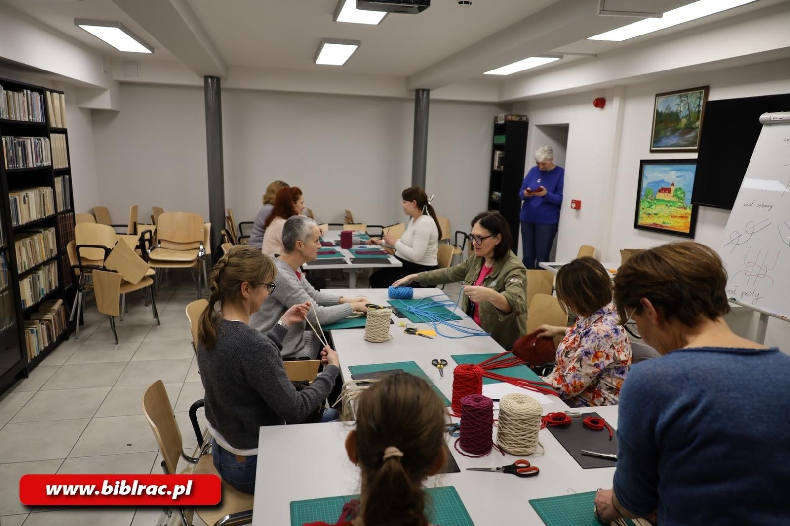 Zdjęcie w galerii na portalu naszraciborz.pl: Makramowe serduszka na Walentynki w bibliotece wiadomości z regionu