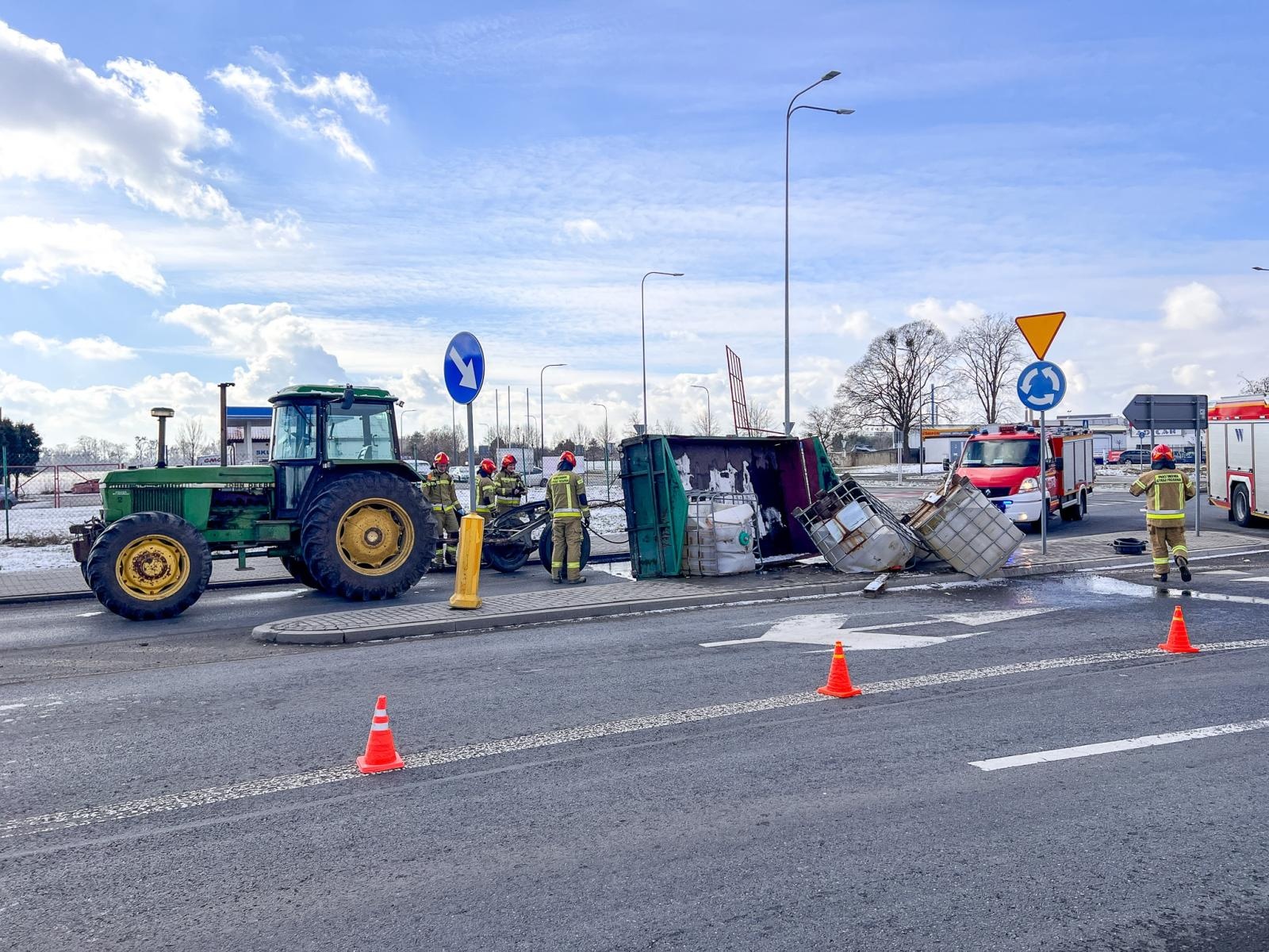 Zdjęcie w galerii na portalu naszraciborz.pl: Niebezpieczna sytuacja na rondzie Piaskowa – Rybnicka. Przyczepa przewróciła się, ładunek na jezdni [FOTO i WIDEO] wiadomości z regionu