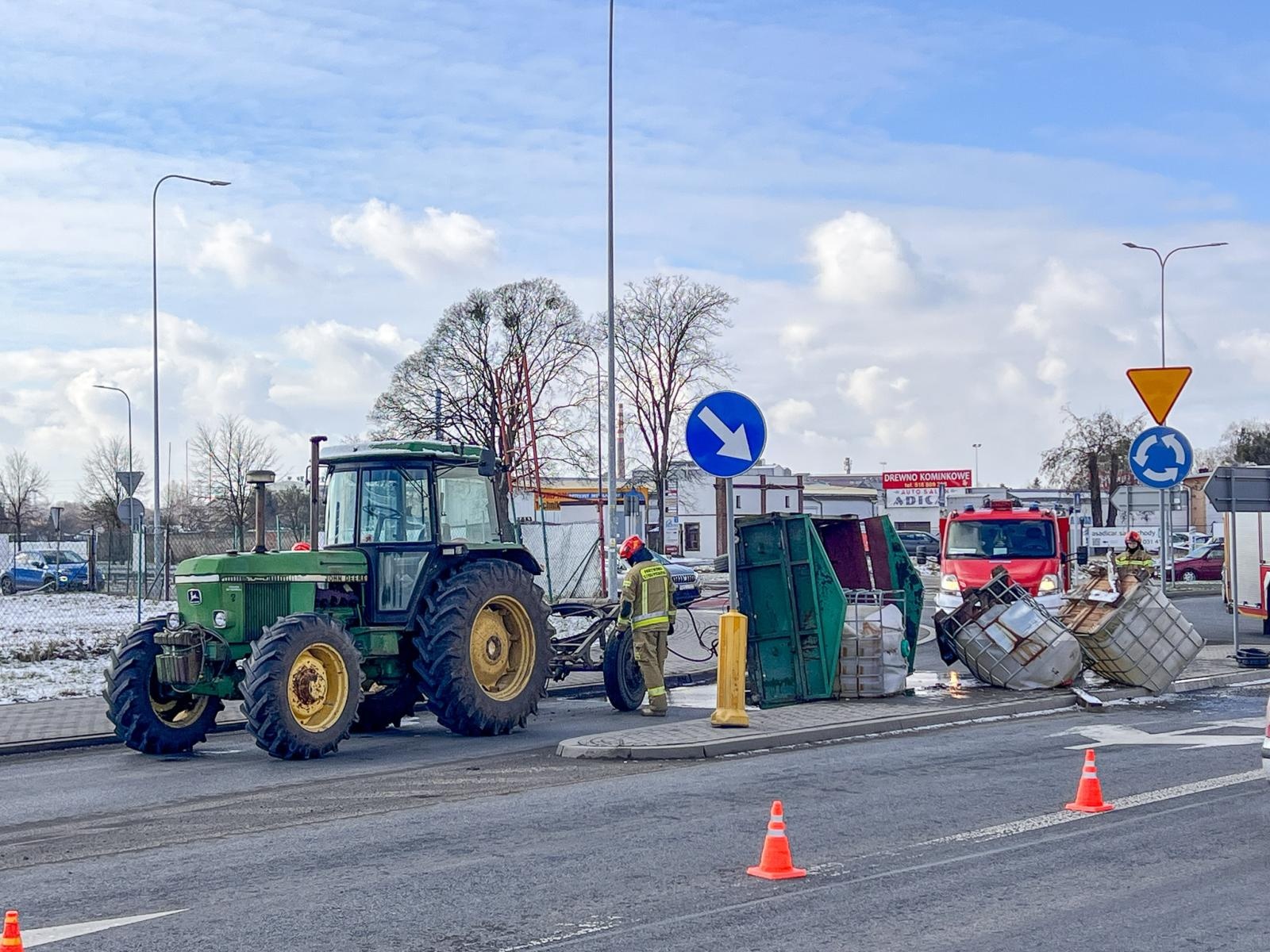 Zdjęcie w galerii na portalu naszraciborz.pl: Niebezpieczna sytuacja na rondzie Piaskowa – Rybnicka. Przyczepa przewróciła się, ładunek na jezdni [FOTO i WIDEO] wiadomości z regionu