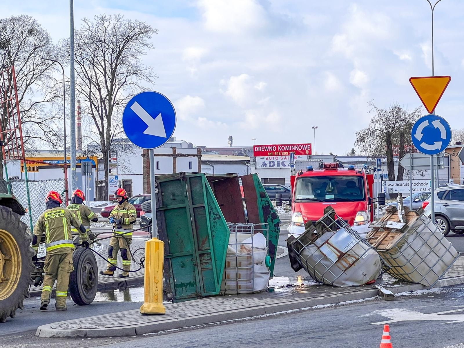 Zdjęcie w galerii na portalu naszraciborz.pl: Niebezpieczna sytuacja na rondzie Piaskowa – Rybnicka. Przyczepa przewróciła się, ładunek na jezdni [FOTO i WIDEO] wiadomości z regionu