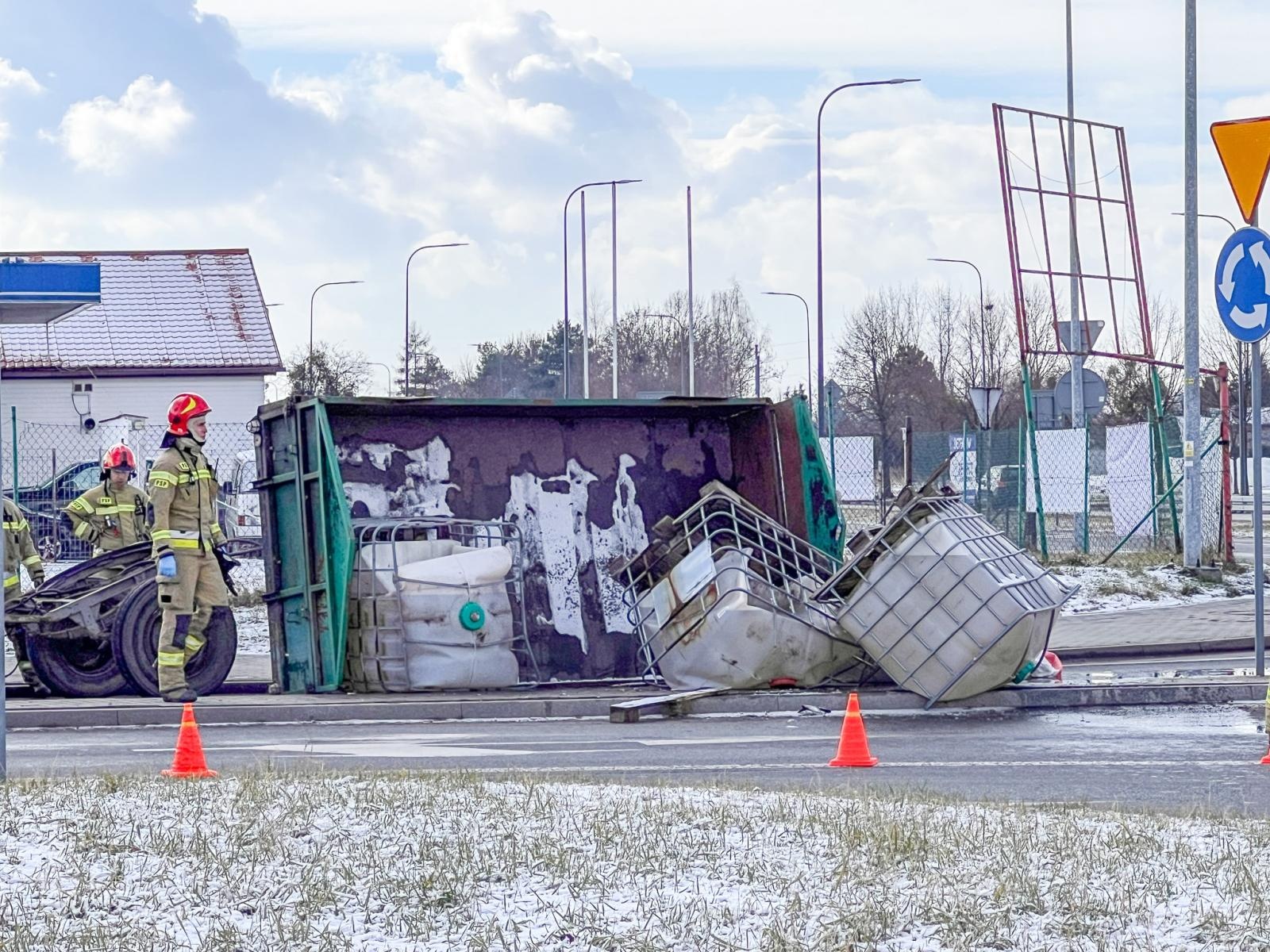 Zdjęcie w galerii na portalu naszraciborz.pl: Niebezpieczna sytuacja na rondzie Piaskowa – Rybnicka. Przyczepa przewróciła się, ładunek na jezdni [FOTO i WIDEO] wiadomości z regionu