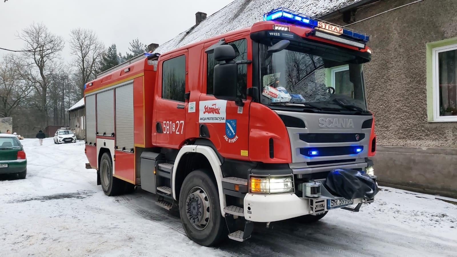 Zdjęcie w galerii na portalu naszraciborz.pl: Raport 998. Dziecko w opresji przy Rybnickiej, drzewo na słupie w Rudach wiadomości z regionu
