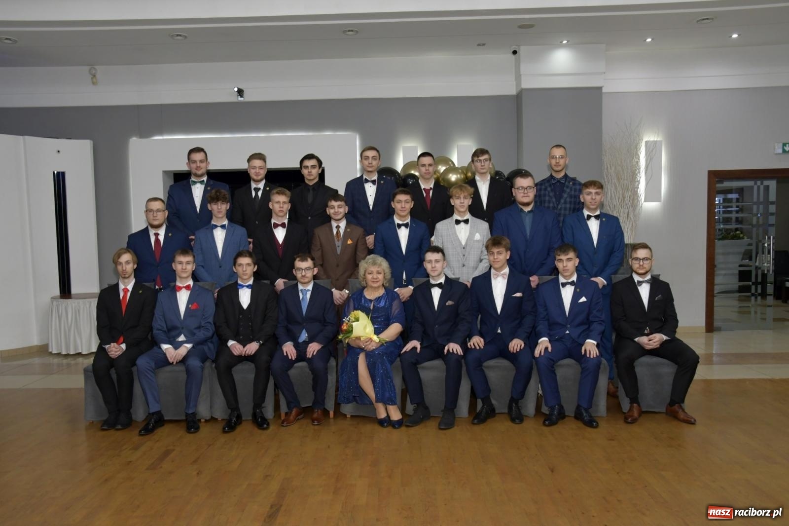 Zdjęcie w galerii na portalu naszraciborz.pl: Studniówka Mechanika - bawią się klasy 5b i 5d [FOTO i WIDEO] wiadomości z regionu