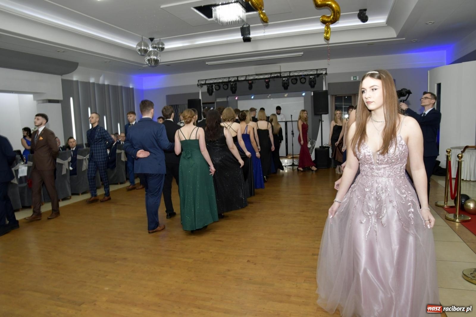 Zdjęcie w galerii na portalu naszraciborz.pl: Studniówka Mechanika - bawią się klasy 5b i 5d [FOTO i WIDEO] wiadomości z regionu