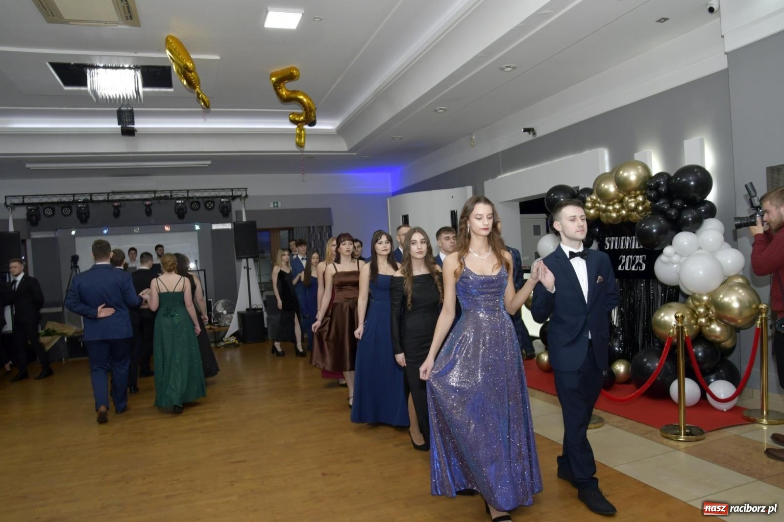 Zdjęcie w galerii na portalu naszraciborz.pl: Studniówka Mechanika - bawią się klasy 5b i 5d [FOTO i WIDEO] wiadomości z regionu