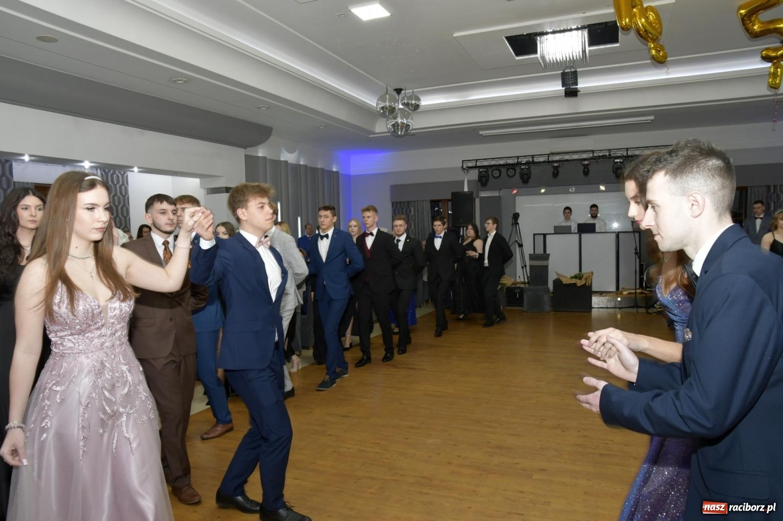 Zdjęcie w galerii na portalu naszraciborz.pl: Studniówka Mechanika - bawią się klasy 5b i 5d [FOTO i WIDEO] wiadomości z regionu