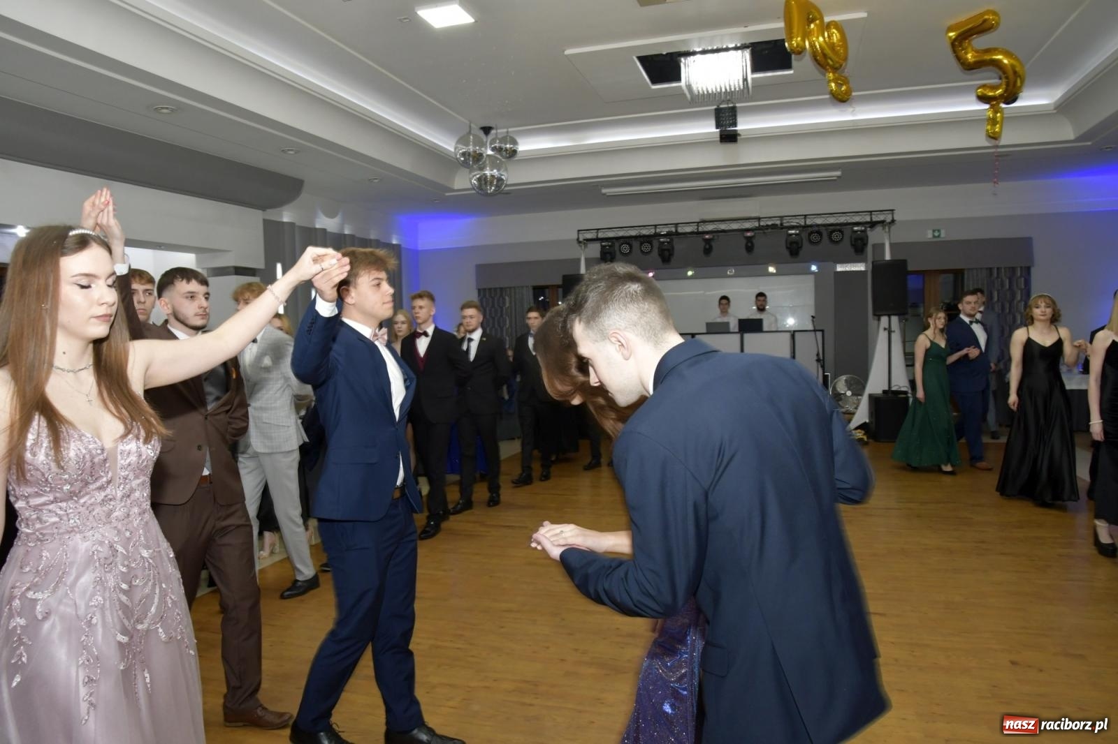 Zdjęcie w galerii na portalu naszraciborz.pl: Studniówka Mechanika - bawią się klasy 5b i 5d [FOTO i WIDEO] wiadomości z regionu