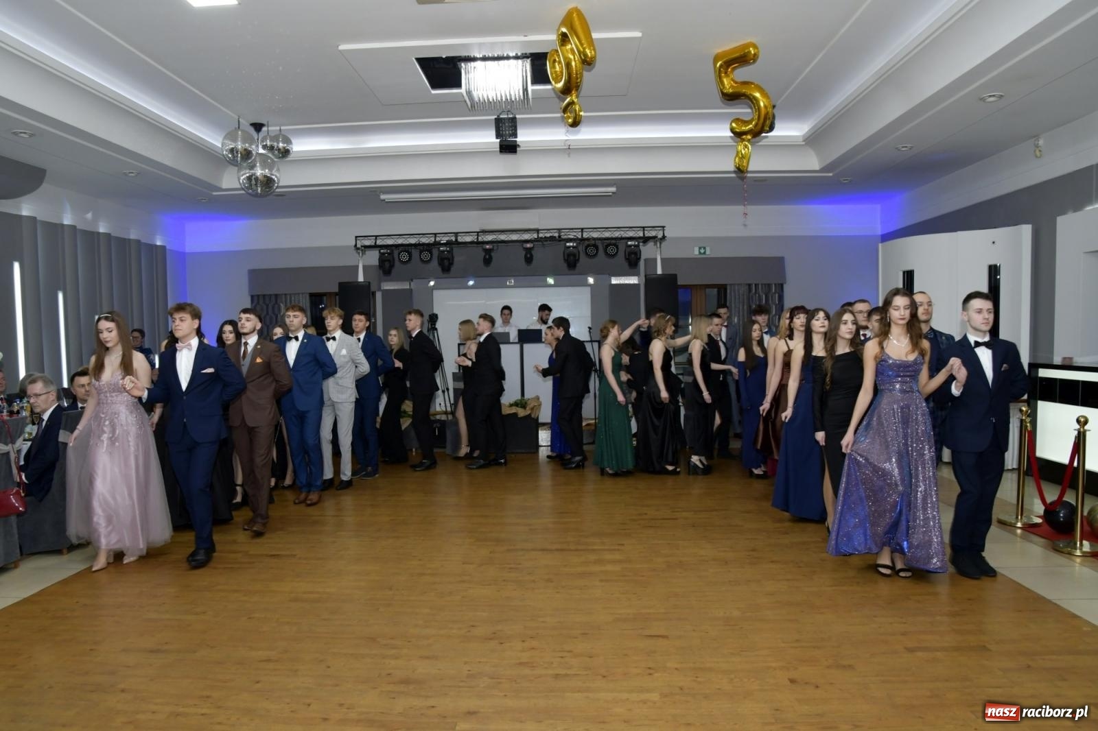 Zdjęcie w galerii na portalu naszraciborz.pl: Studniówka Mechanika - bawią się klasy 5b i 5d [FOTO i WIDEO] wiadomości z regionu