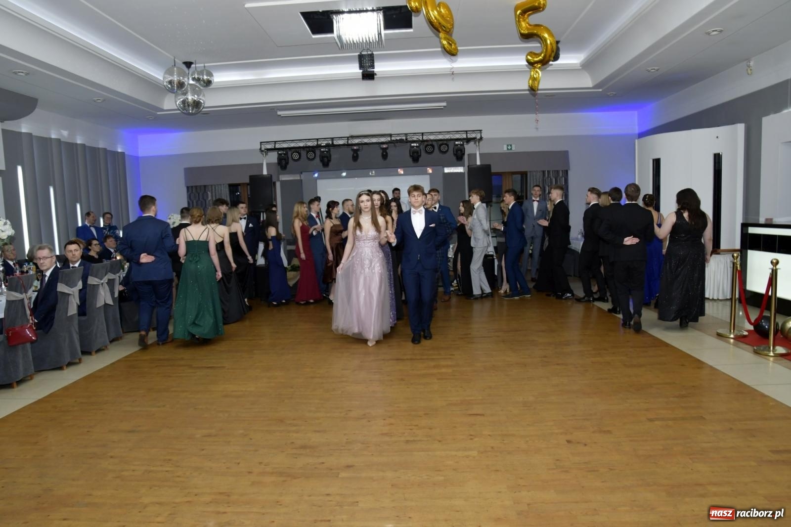 Zdjęcie w galerii na portalu naszraciborz.pl: Studniówka Mechanika - bawią się klasy 5b i 5d [FOTO i WIDEO] wiadomości z regionu