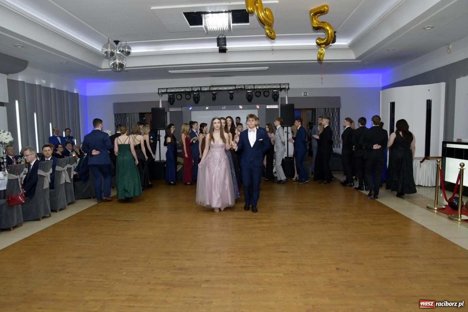 Zdjęcie w galerii na portalu naszraciborz.pl: Studniówka Mechanika - bawią się klasy 5b i 5d [FOTO i WIDEO] wiadomości z regionu