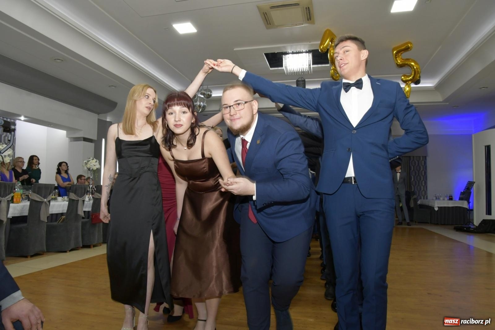 Zdjęcie w galerii na portalu naszraciborz.pl: Studniówka Mechanika - bawią się klasy 5b i 5d [FOTO i WIDEO] wiadomości z regionu