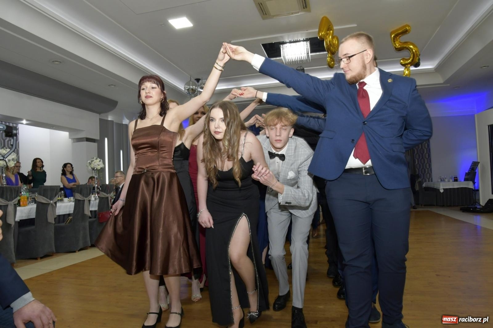 Zdjęcie w galerii na portalu naszraciborz.pl: Studniówka Mechanika - bawią się klasy 5b i 5d [FOTO i WIDEO] wiadomości z regionu