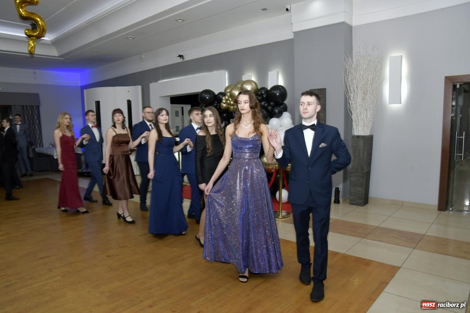 Zdjęcie w galerii na portalu naszraciborz.pl: Studniówka Mechanika - bawią się klasy 5b i 5d [FOTO i WIDEO] wiadomości z regionu