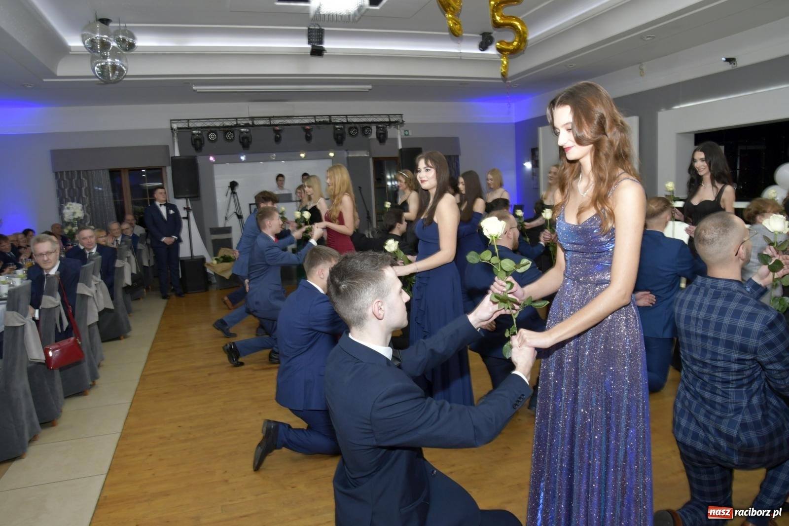 Zdjęcie w galerii na portalu naszraciborz.pl: Studniówka Mechanika - bawią się klasy 5b i 5d [FOTO i WIDEO] wiadomości z regionu