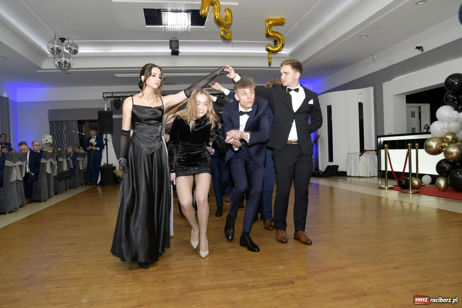 Zdjęcie w galerii na portalu naszraciborz.pl: Studniówka Mechanika - bawią się klasy 5b i 5d [FOTO i WIDEO] wiadomości z regionu