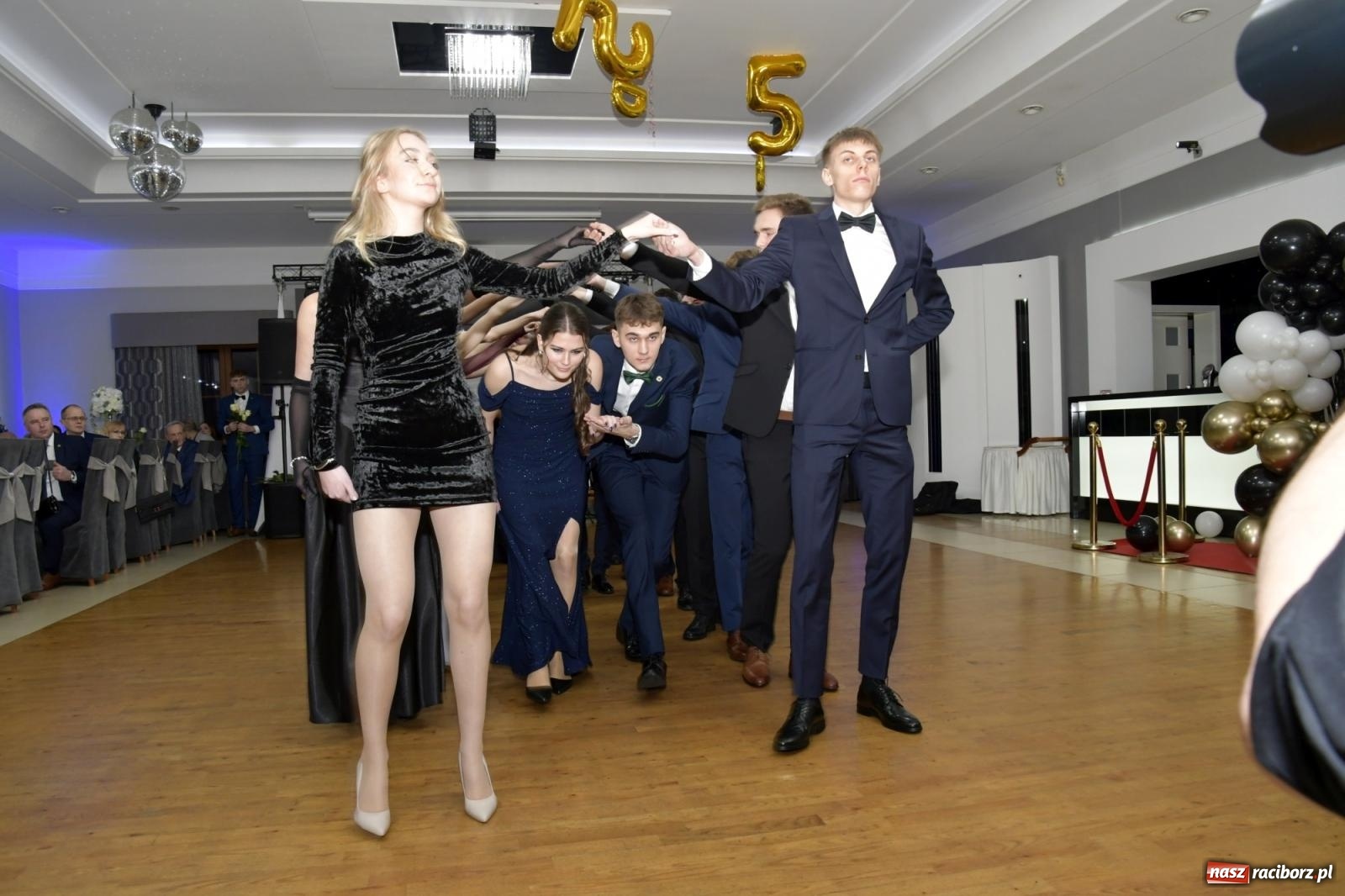 Zdjęcie w galerii na portalu naszraciborz.pl: Studniówka Mechanika - bawią się klasy 5b i 5d [FOTO i WIDEO] wiadomości z regionu