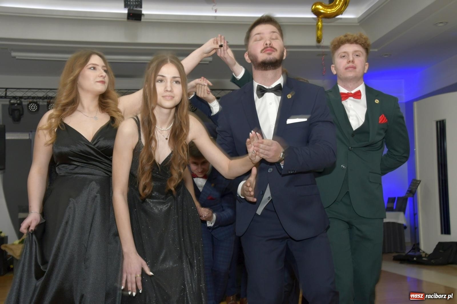 Zdjęcie w galerii na portalu naszraciborz.pl: Studniówka Mechanika - bawią się klasy 5b i 5d [FOTO i WIDEO] wiadomości z regionu