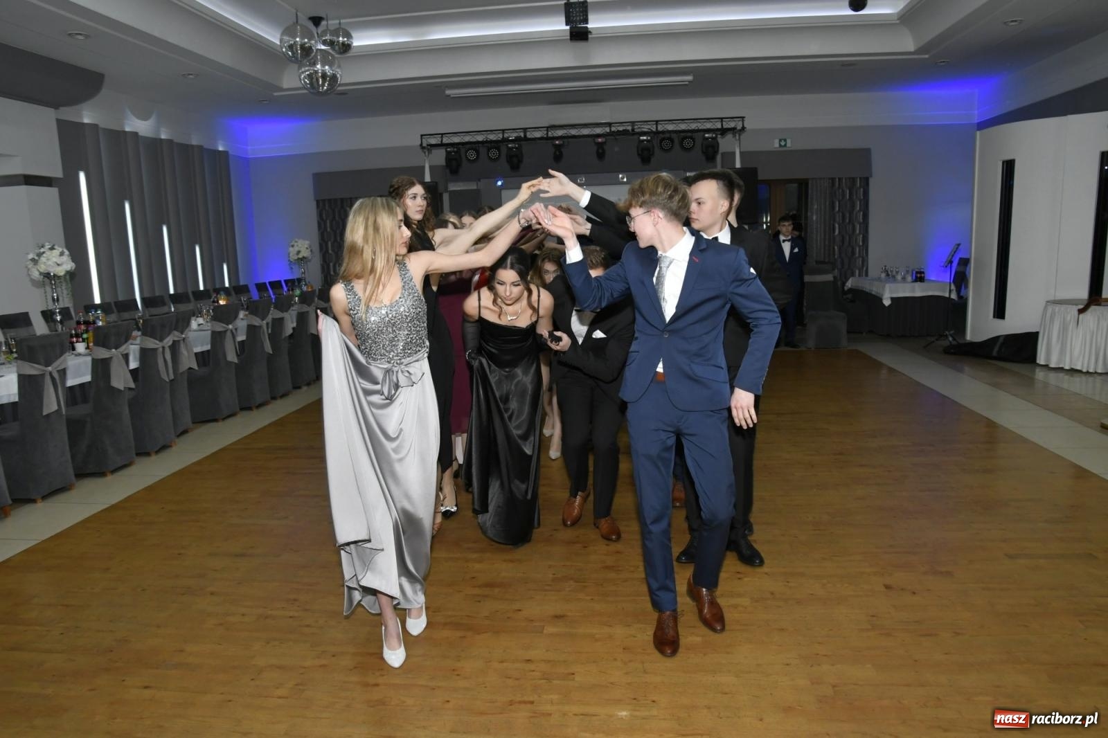 Zdjęcie w galerii na portalu naszraciborz.pl: Studniówka Mechanika - bawią się klasy 5b i 5d [FOTO i WIDEO] wiadomości z regionu