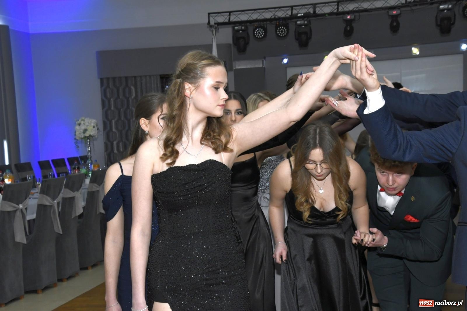 Zdjęcie w galerii na portalu naszraciborz.pl: Studniówka Mechanika - bawią się klasy 5b i 5d [FOTO i WIDEO] wiadomości z regionu