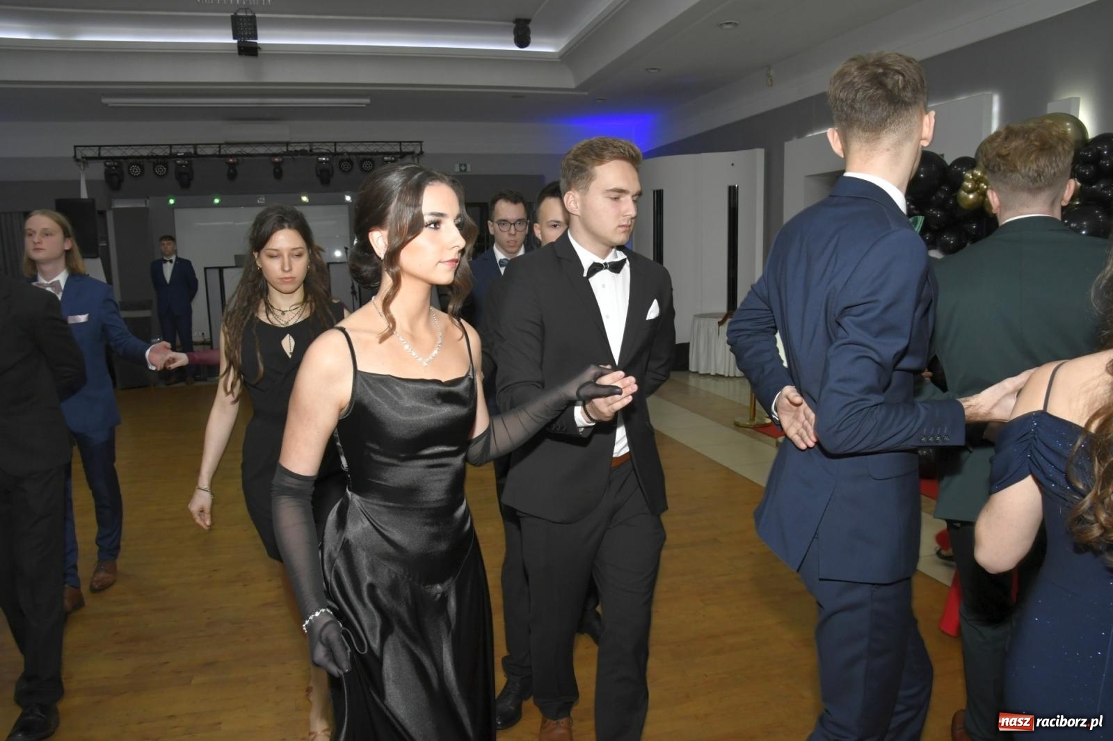 Zdjęcie w galerii na portalu naszraciborz.pl: Studniówka Mechanika - bawią się klasy 5b i 5d [FOTO i WIDEO] wiadomości z regionu