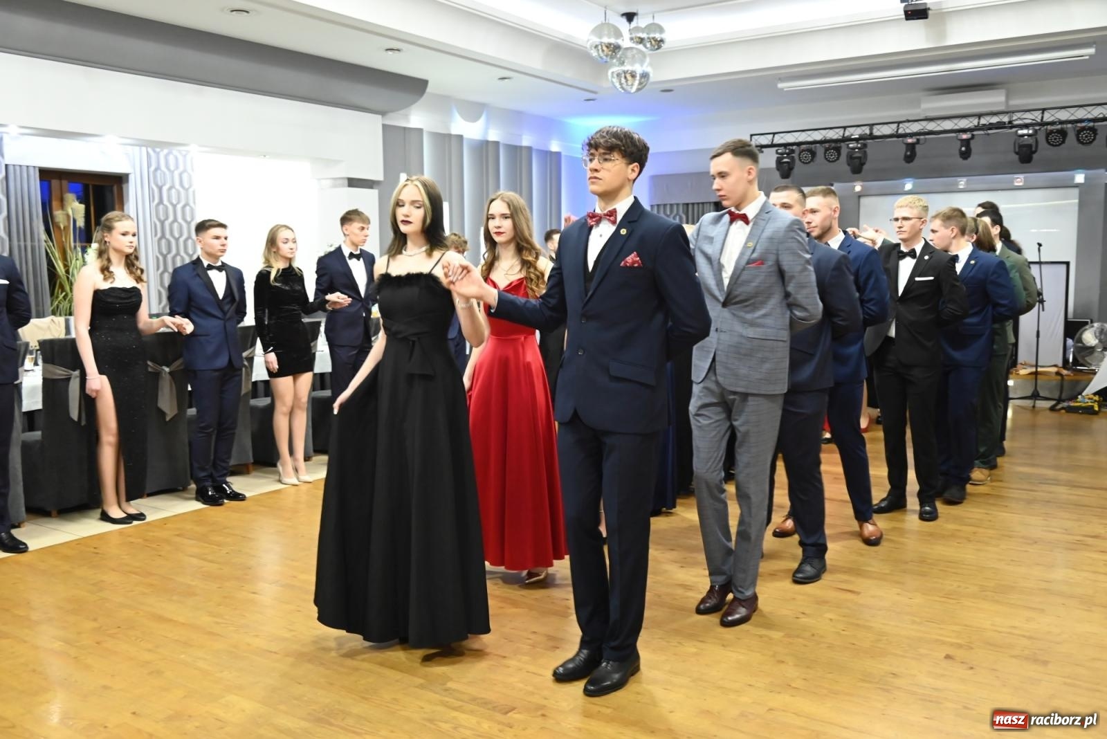 Zdjęcie w galerii na portalu naszraciborz.pl: Studniówka Mechanika - bawią się klasy 5b i 5d [FOTO i WIDEO] wiadomości z regionu