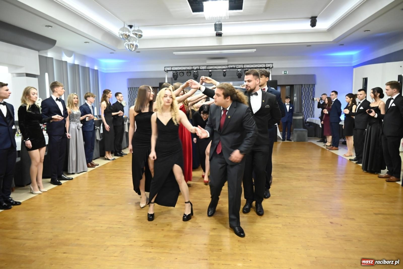 Zdjęcie w galerii na portalu naszraciborz.pl: Studniówka Mechanika - bawią się klasy 5b i 5d [FOTO i WIDEO] wiadomości z regionu