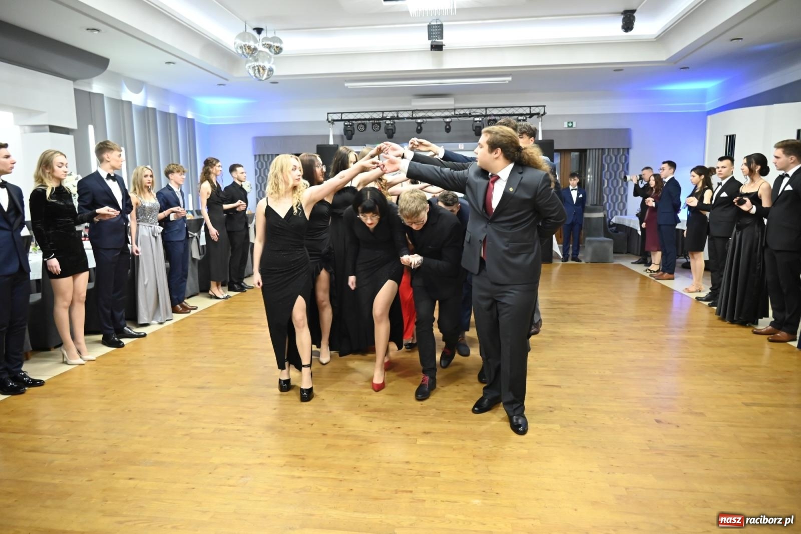 Zdjęcie w galerii na portalu naszraciborz.pl: Studniówka Mechanika - bawią się klasy 5b i 5d [FOTO i WIDEO] wiadomości z regionu