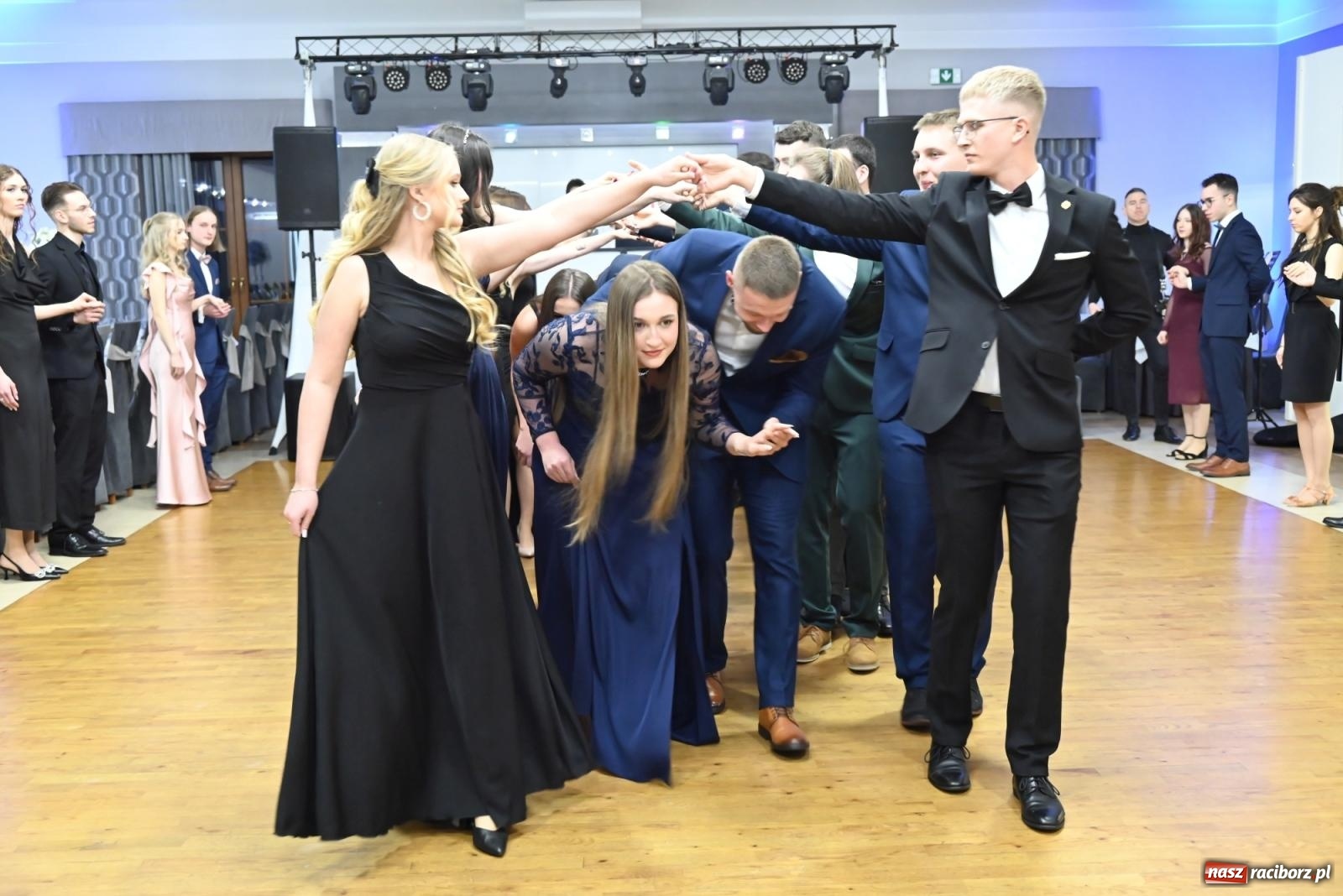 Zdjęcie w galerii na portalu naszraciborz.pl: Studniówka Mechanika - bawią się klasy 5b i 5d [FOTO i WIDEO] wiadomości z regionu